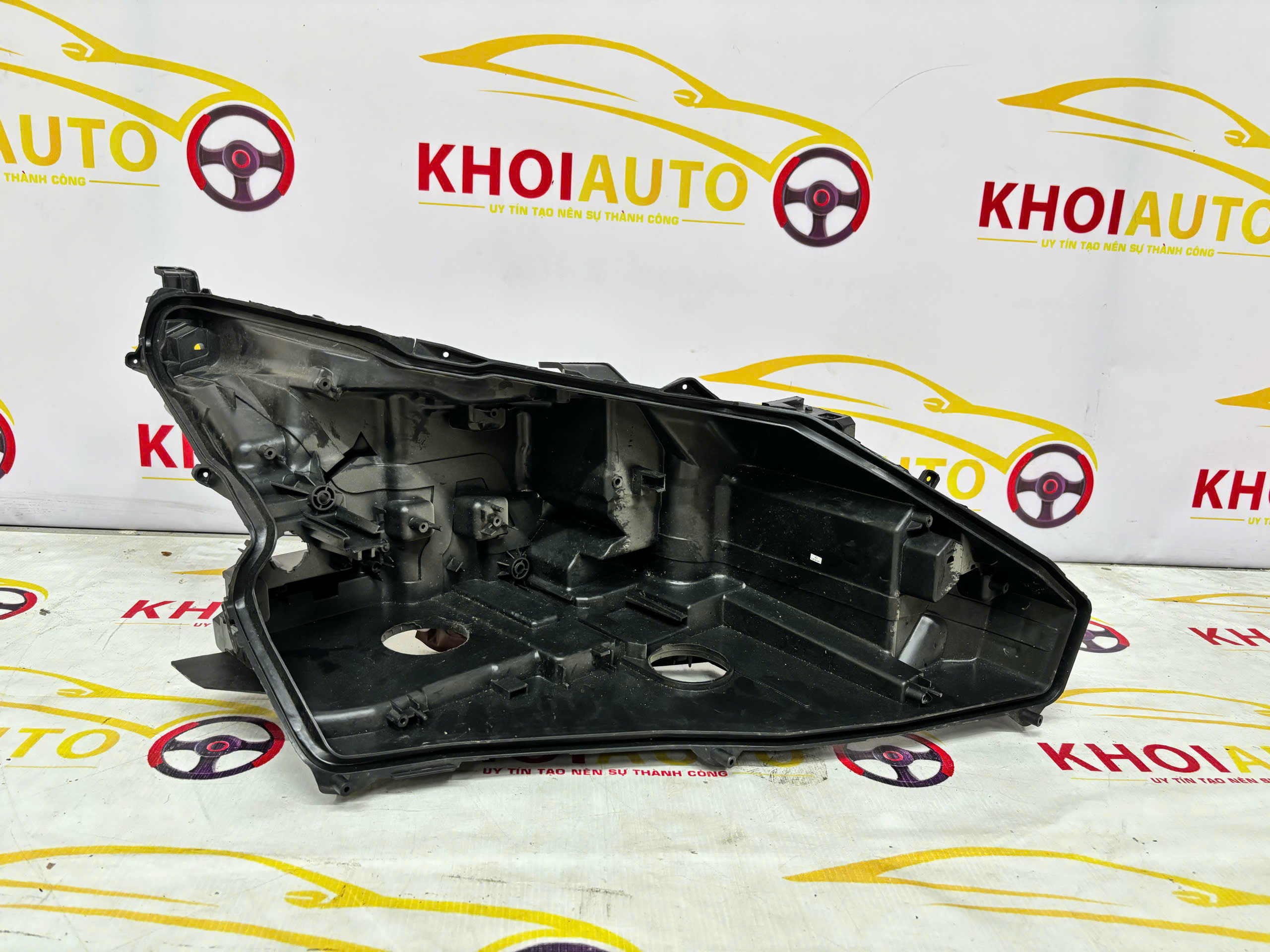 Đế Đèn Pha LEXUS LX570 2016-2022 Phải (RH) OEM (1).jpg Đế Đèn Pha LEXUS LX570 2016-2022 Phải (RH) OEM (1).jpg